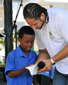 I Saint Lucia, sætter voksne et godt eksempel ved at hjælpe unge med Vejen til lykke